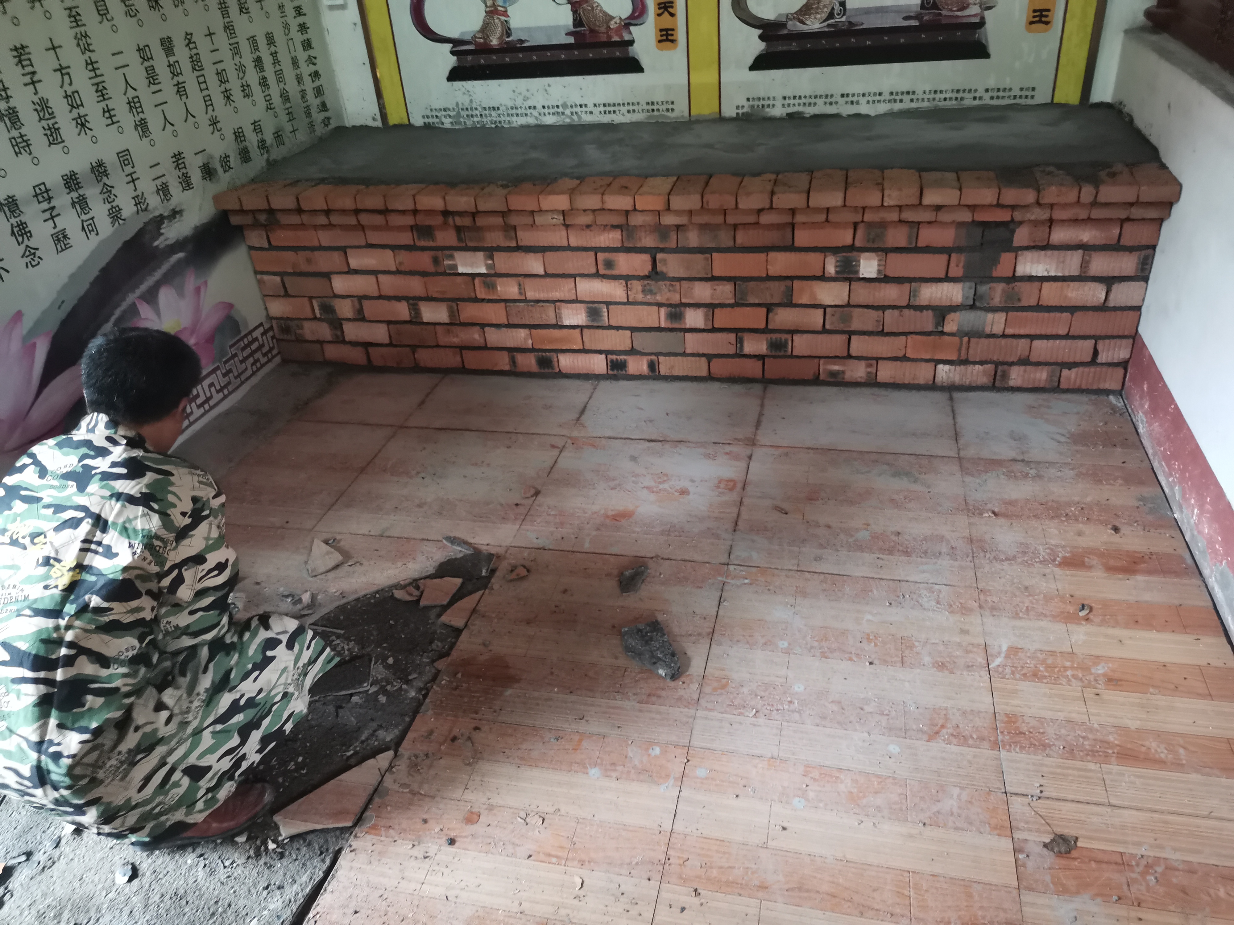 98098j彩票网天王殿铺设地砖及牌匾贴金