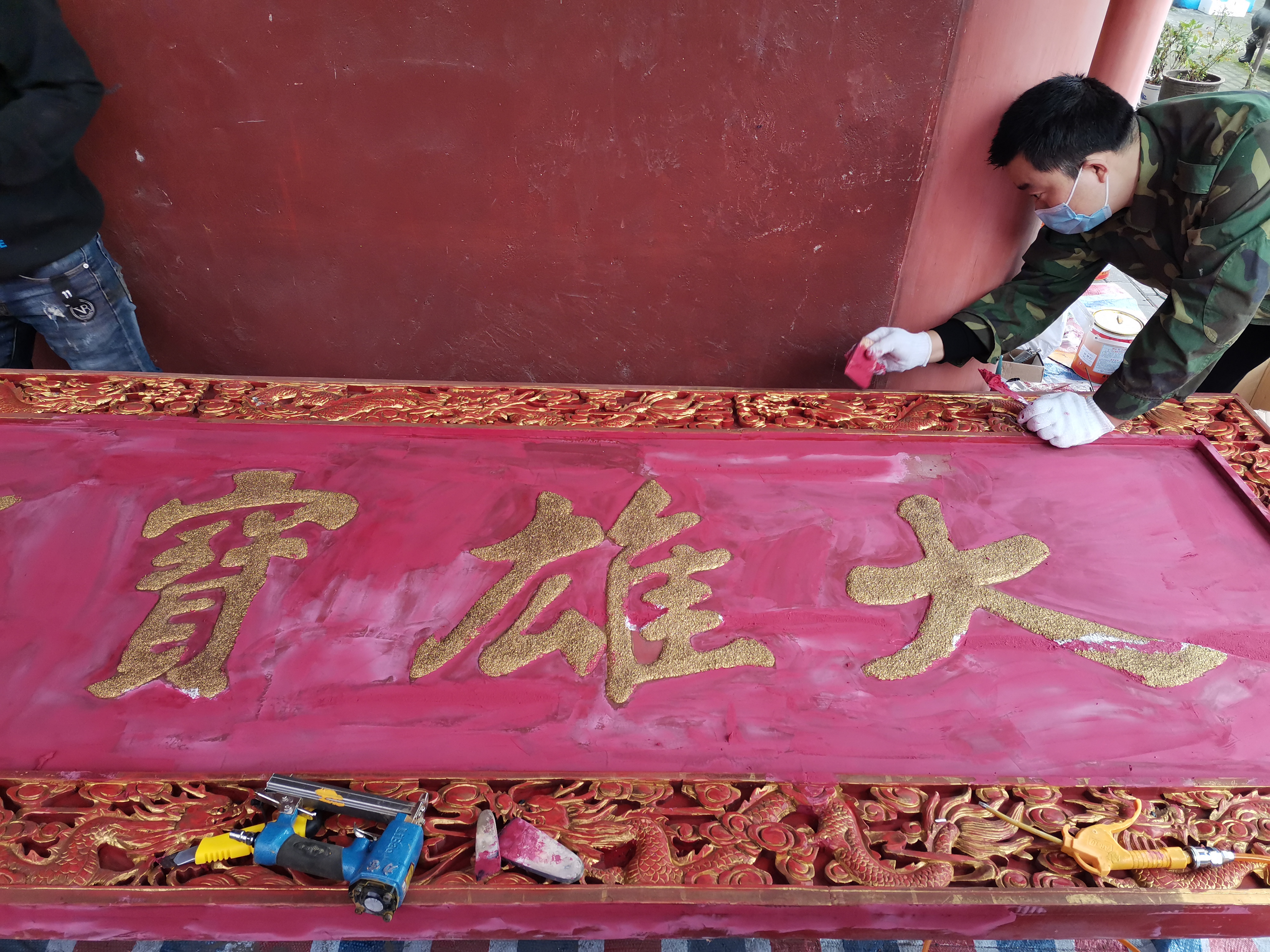 98098j彩票网天王殿铺设地砖及牌匾贴金